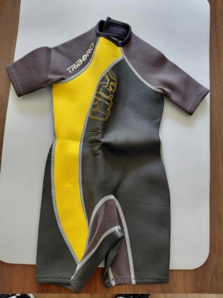 Trajes de neopreno Tribord talas 6, 8 y 10 años.
