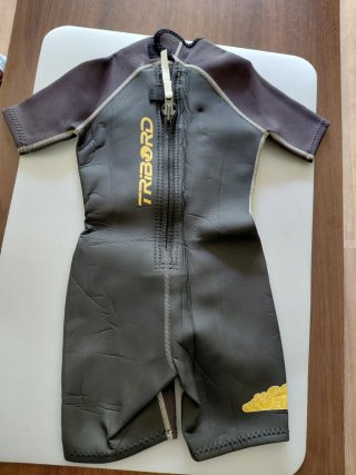 Trajes de neopreno Tribord talas 6, 8 y 10 años.