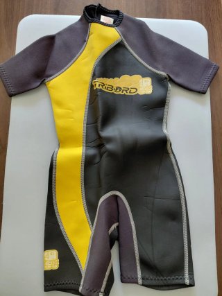Trajes de neopreno Tribord talas 6, 8 y 10 años.
