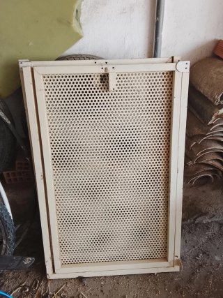Reja metálica perforada beige