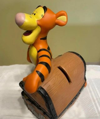 Hucha de Figura Tigger con cofre del tesoro