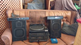 Set di attrezzatura audio Sony con giradischi e altoparlanti