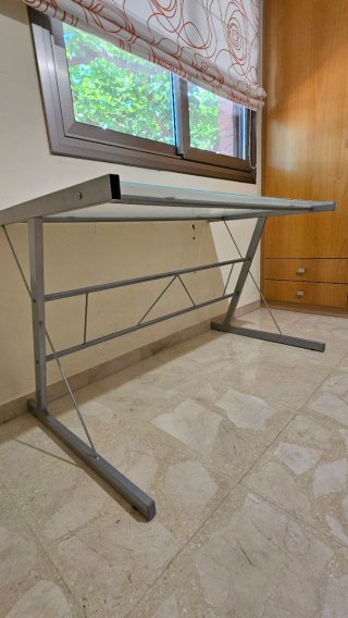 Mesa escritorio cristal blanco y acero gris.