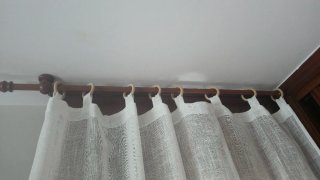 Cortinas blancas con anillas madera