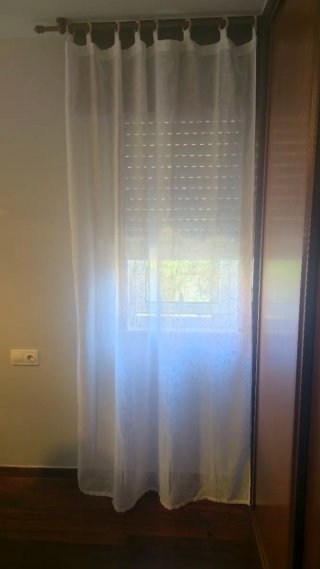 Cortinas blancas con anillas madera