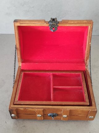 Portagioie in legno con chiusura decorativa