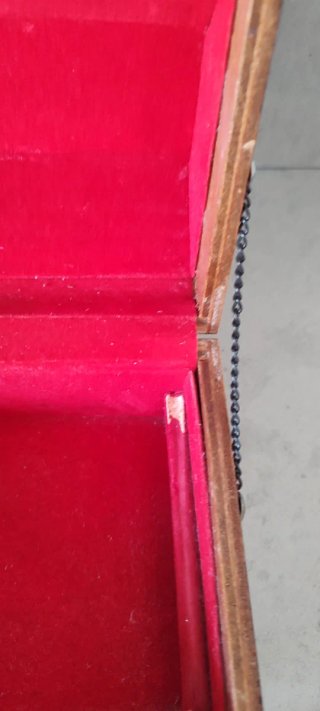Portagioie in legno con chiusura decorativa