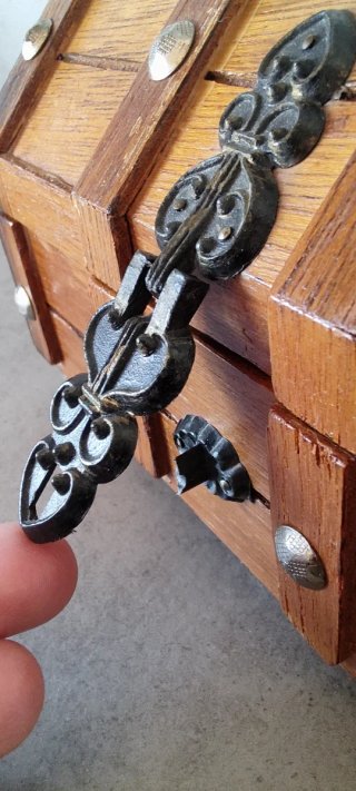Portagioie in legno con chiusura decorativa