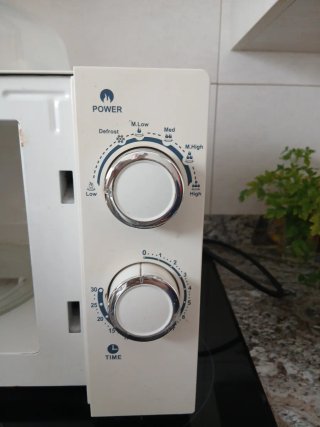 Microondas Blanco con Accesorios.