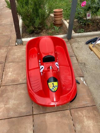 Trineo de coche rojo