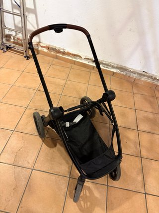 Carrito de bebé gris