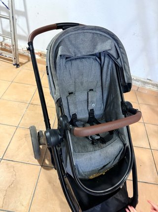 Carrito de bebé gris