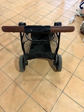 Carrito de bebé gris