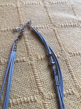 DOS collares de bisuteria plateados.