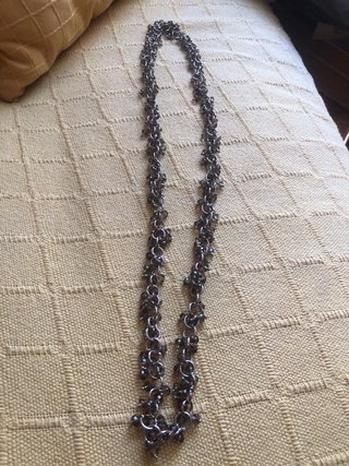 DOS collares de bisuteria plateados.