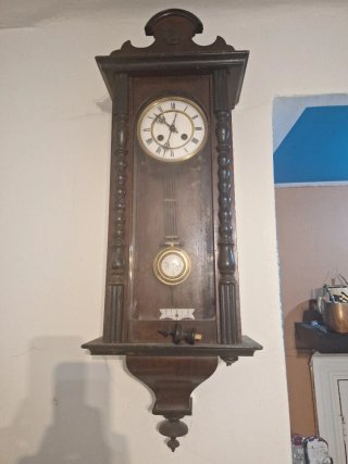 Reloj de pared antiguo de madera