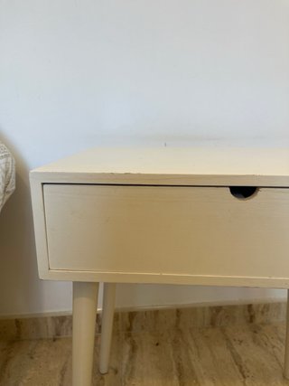 Mesita de noche blanca con cajón