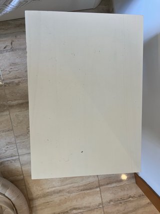 Mesita de noche blanca con cajón
