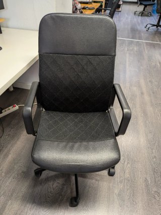 Silla de oficina negra con ruedas