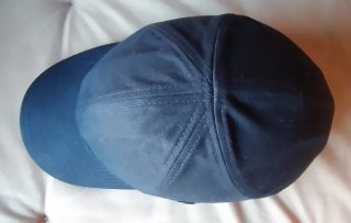 Gorra negra ligera y ajustable