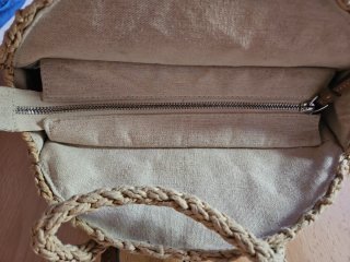 Bolso redondo de mimbre con detalle multicolor