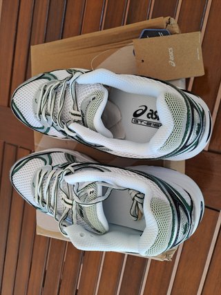 Zapatillas ASICS blancas y verdes