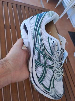 Zapatillas ASICS blancas y verdes