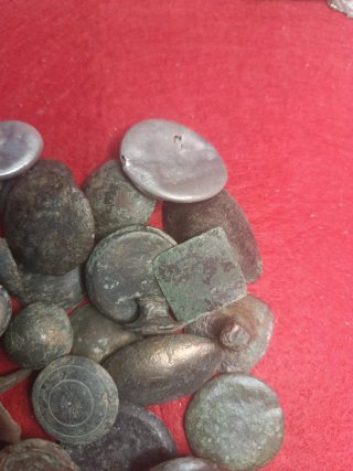 Lote de chinchetas y adornos antiguos