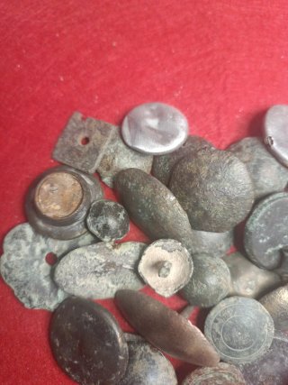 Lote de chinchetas y adornos antiguos