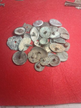Lote de chinchetas y adornos antiguos