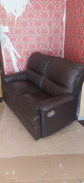 Sofá reclinable de piel marrón