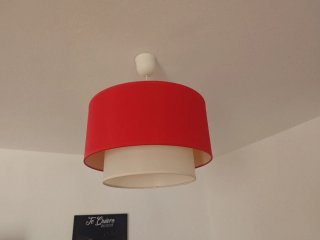 Lámparas colgantes roja y beige