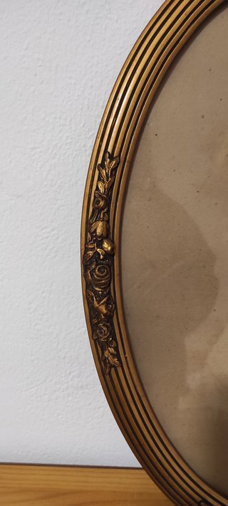 Marco ovalado antiguo dorado
