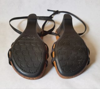 Sandalias de cuña negras y marrones