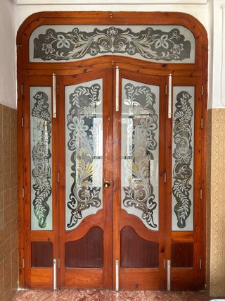 Puerta doble de madera con cristal