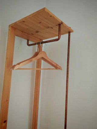 Perchero de pie madera de pino y cobre