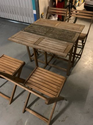 Mesa y sillas de madera para jardín