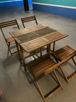 Mesa y sillas de madera para jardín