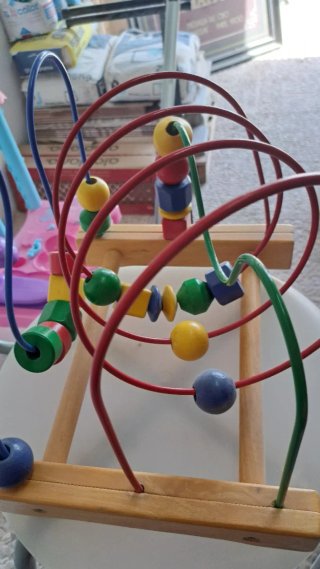 Juguete de madera con cuentas