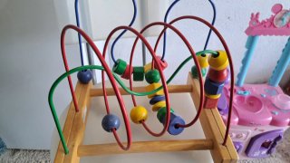 Juguete de madera con cuentas