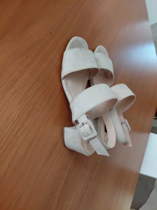 Sandalias tacón bajo beige T-40