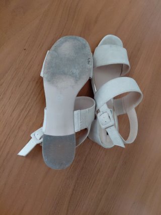 Sandalias tacón bajo beige T-40