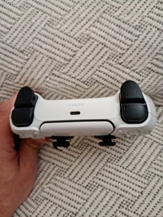 Mando PS5 Sony con funda de joystick rota