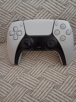 Mando PS5 Sony con funda de joystick rota