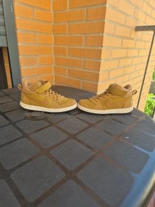 Zapatillas Nike niño marrones y blancas