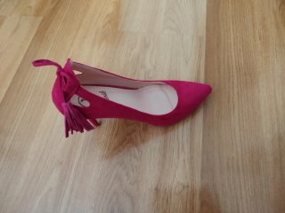 Zapatos de tacón rosa con tiras