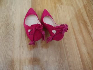 Zapatos de tacón rosa con tiras