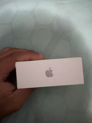 Caja AirPods 4