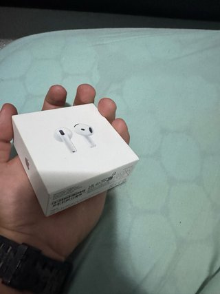 Caja AirPods 4