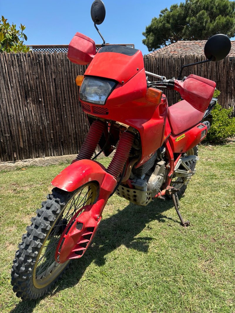 Honda Dominator 650cc Roja. ITV recien pasada.